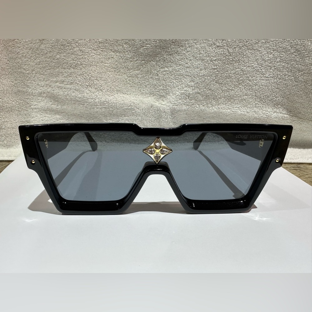 Lv cyclone sunglasses. Gently used with case and box.